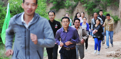 星火機(jī)床公司舉辦職工登山比賽