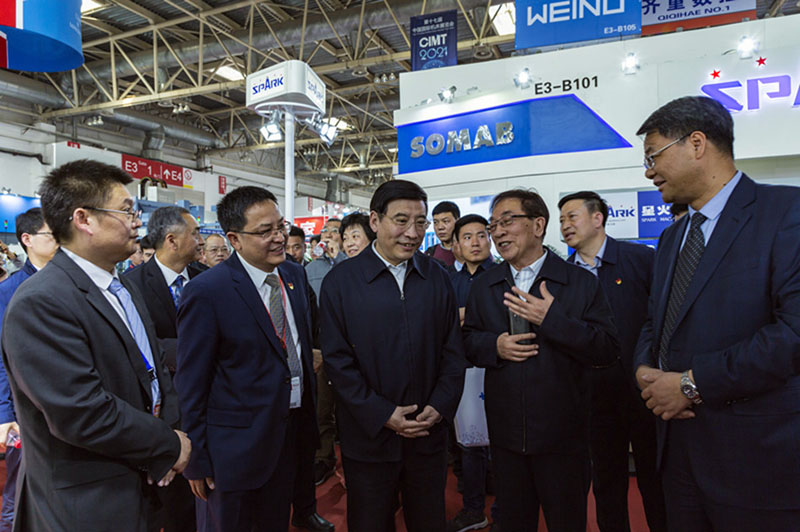 第十六屆中國(guó)國(guó)際機(jī)床展覽會(huì)在北京隆重開幕，工信部部長(zhǎng)苗圩蒞臨星火機(jī)床公司展臺(tái)參觀指導(dǎo)