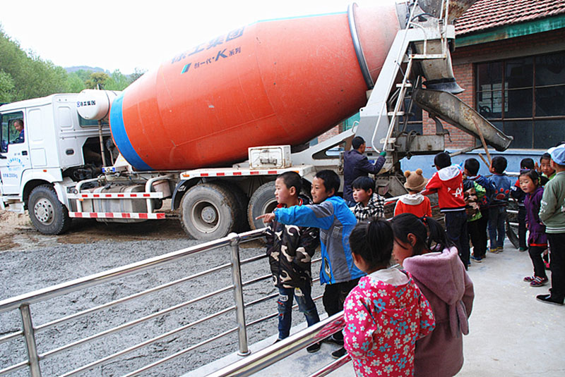 星火機(jī)床公司為幫扶村硬化學(xué)校操場(chǎng)