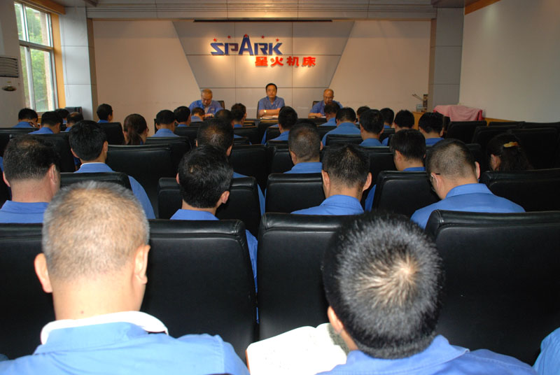 星火機床公司開展廠務(wù)公開 發(fā)揮職代會作用 星火機床公司開展廠務(wù)公開 發(fā)揮職代會作用