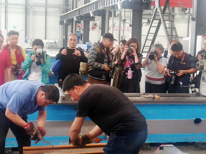 中國工業(yè)攝影協(xié)會50多人來星火機床公司采風(fēng) 中國工業(yè)攝影協(xié)會50多人來星火機床公司采風(fēng)