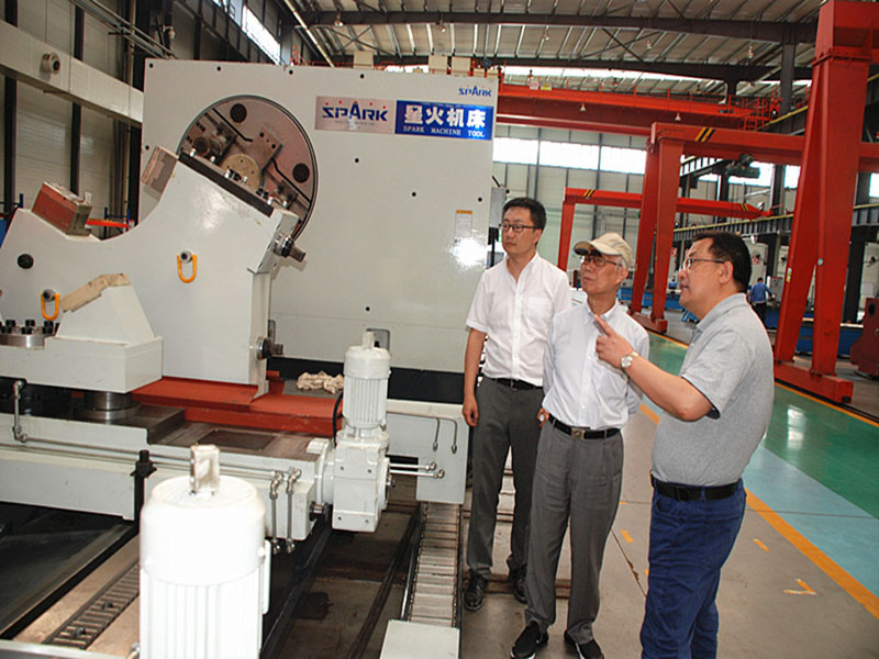 工信部智能制造專家咨詢委員會主任、 機械工業(yè)聯(lián)合會副會長朱森第來星火機床公司調(diào)研