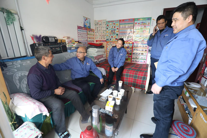 星火機(jī)床公司開展春節(jié)“送溫暖”慰問活動