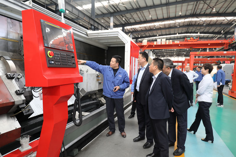 蘭州銀行董事長許建平一行來星火機(jī)床公司調(diào)研指導(dǎo)