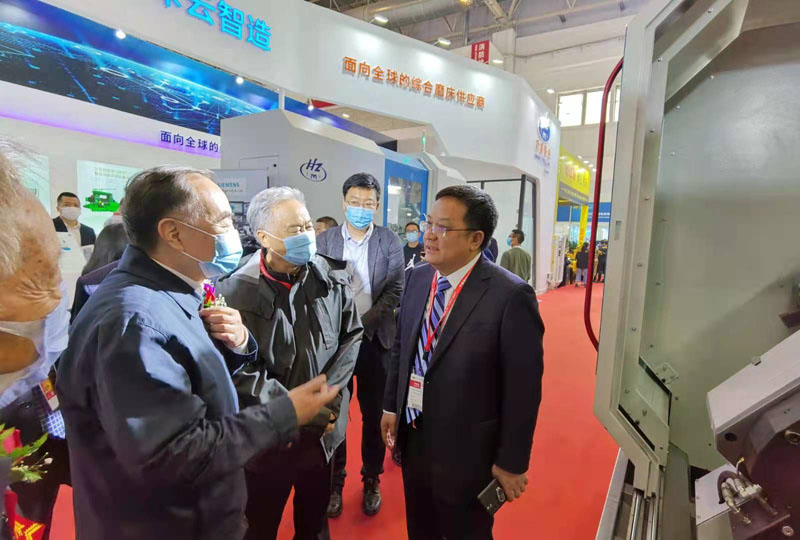 中國工程院院士周濟(jì)盧秉恒蒞臨星火機(jī)床公司展臺參觀