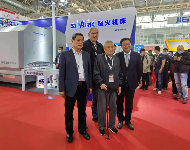 星火機(jī)床展臺吸引各方關(guān)注 主管部門行業(yè)領(lǐng)導(dǎo)專程參觀