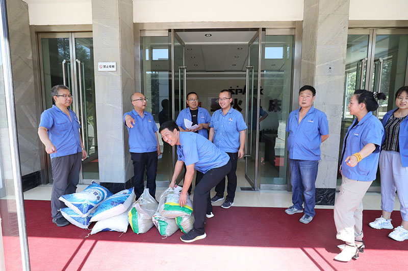 關(guān)愛(ài)職工夏送清涼