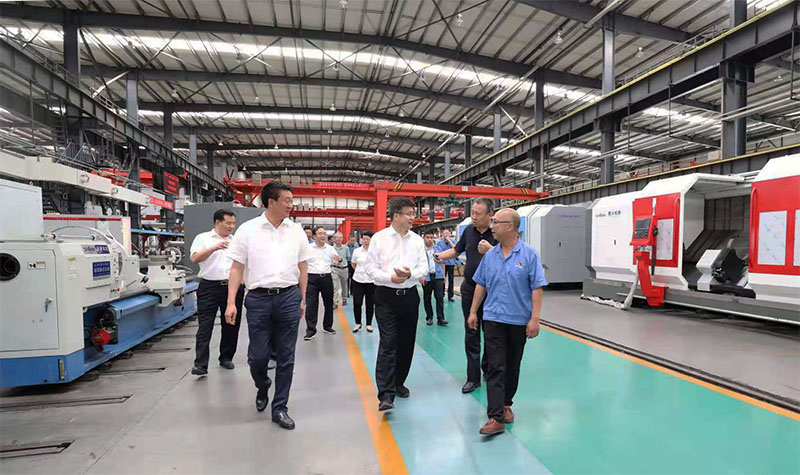 甘肅銀行董事長(zhǎng)劉青來(lái)星火機(jī)床公司調(diào)研
