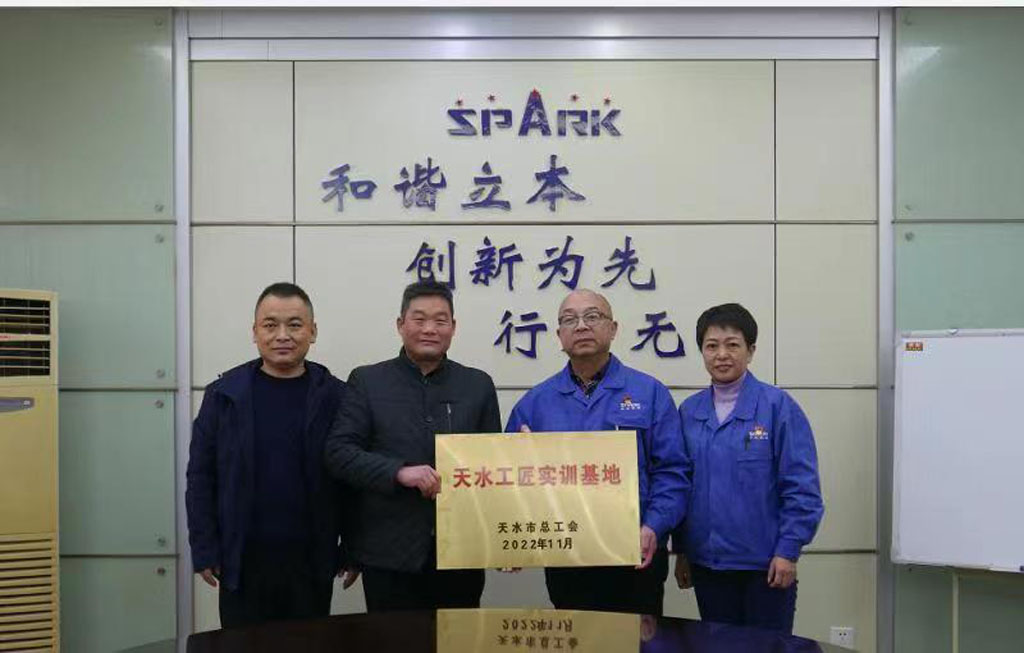 市總工會為星火機(jī)床公司“天水工匠實訓(xùn)基地”授牌 市總工會為星火機(jī)床公司“天水工匠實訓(xùn)基地”授牌
