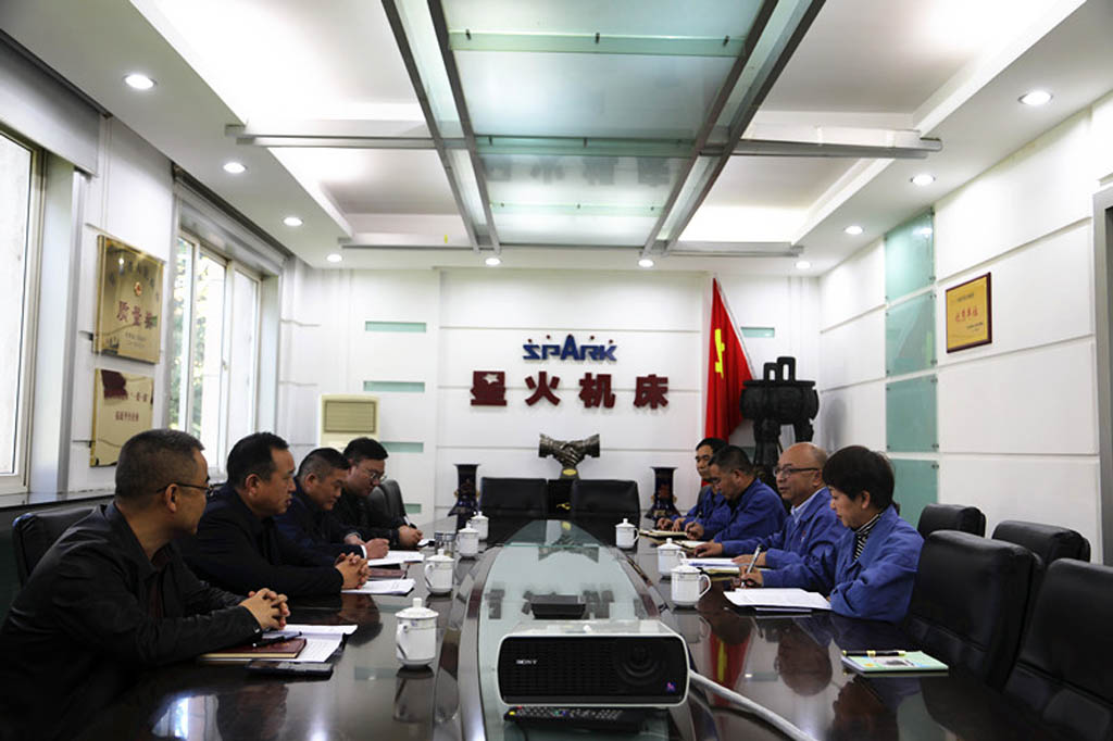 市總工會黨組書記、常務(wù)副主席秦福才一行到星火公司開展專題調(diào)研