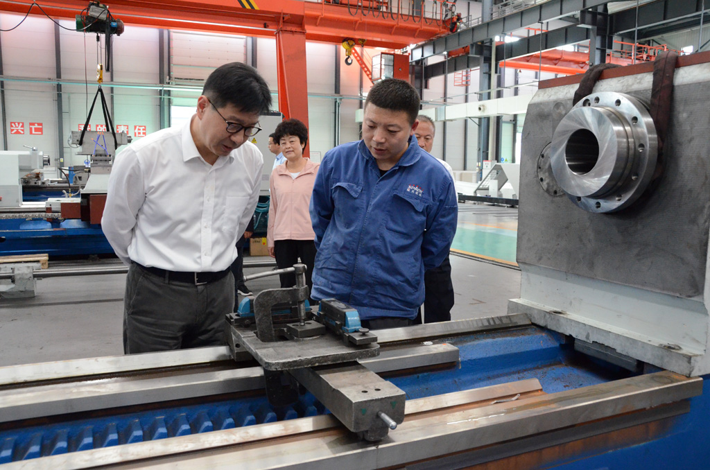 甘肅省委常委  副省長張錦剛在星火機床公司調(diào)研