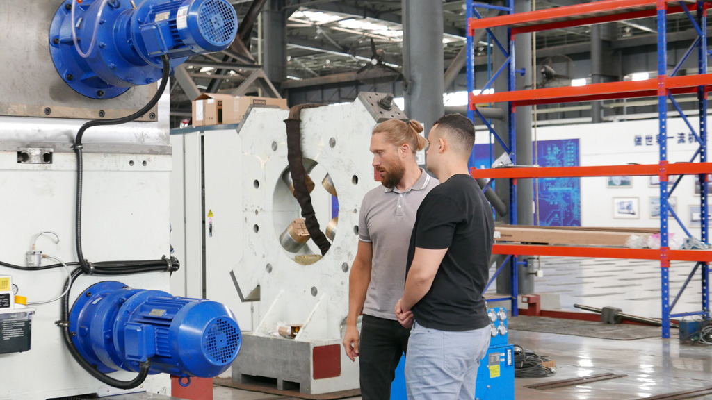 俄羅斯客商分別在星火機床公司驗收產(chǎn)品及洽談訂貨