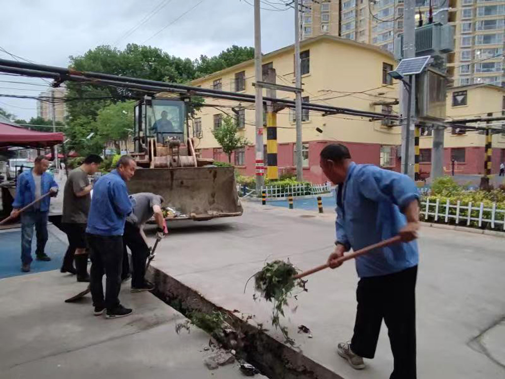 未雨綢繆  防患未然 星火機床物業(yè)公司職工連夜清理排洪溝確保安全度汛