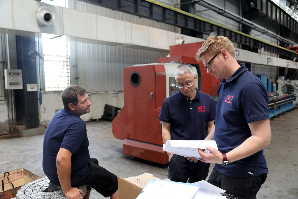 羅馬尼亞客商來甘肅星火智能數(shù)控機床有限公司驗收產品