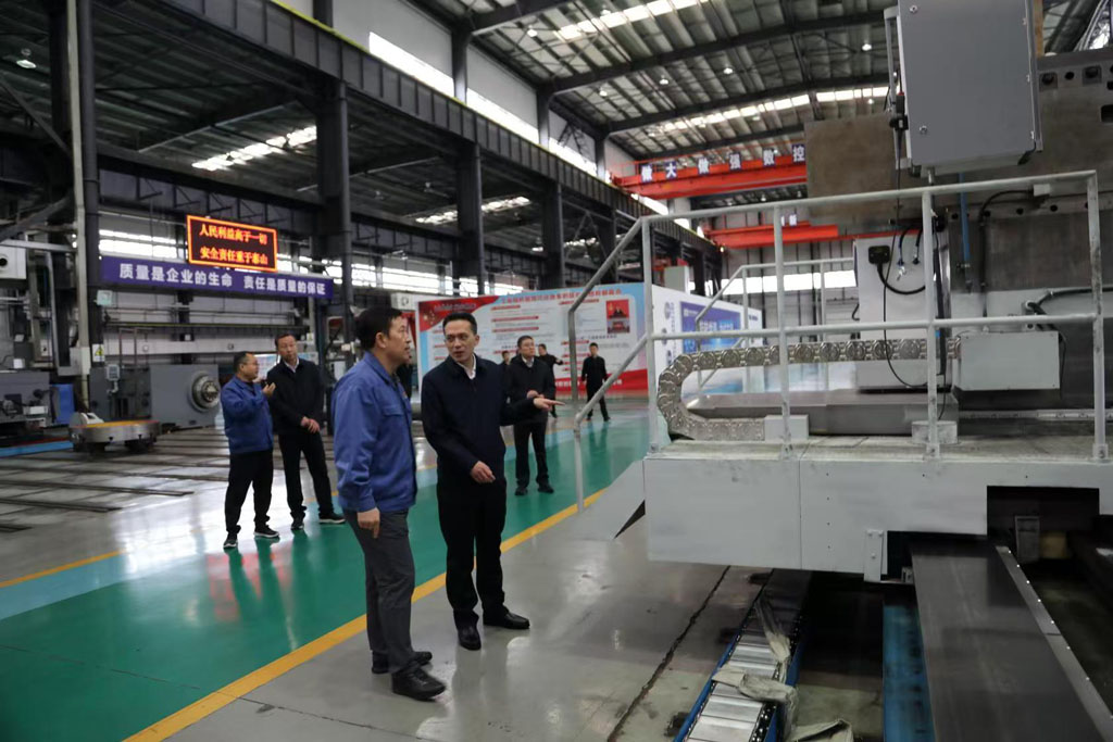 儲著貞調(diào)研星火數(shù)控公司生產(chǎn)經(jīng)營工作