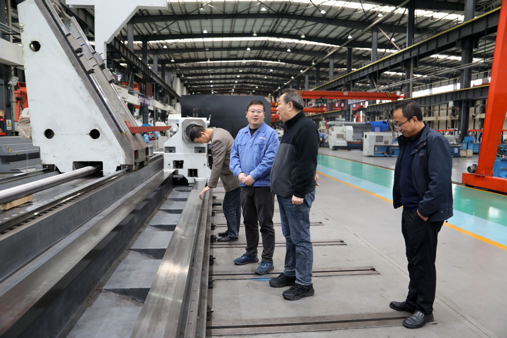 甘肅神龍航空科技公司董事長李青富考察星火數(shù)控公司