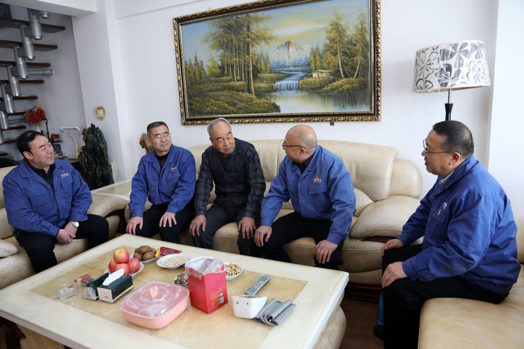 星火機(jī)床公司開展節(jié)前慰問 星火機(jī)床公司開展節(jié)前慰問