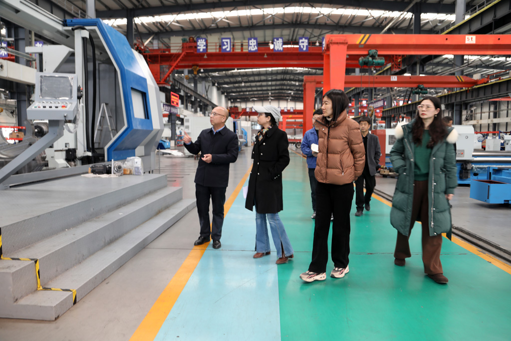 省委黨校教授馬桂芬一行來星火數(shù)控公司調(diào)研 省委黨校教授馬桂芬一行來星火數(shù)控公司調(diào)研