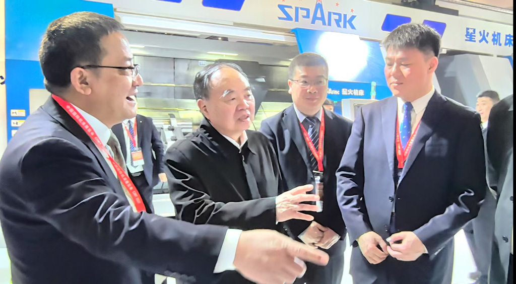 周濟院士蒞臨星火數(shù)控展位參觀指導(dǎo)