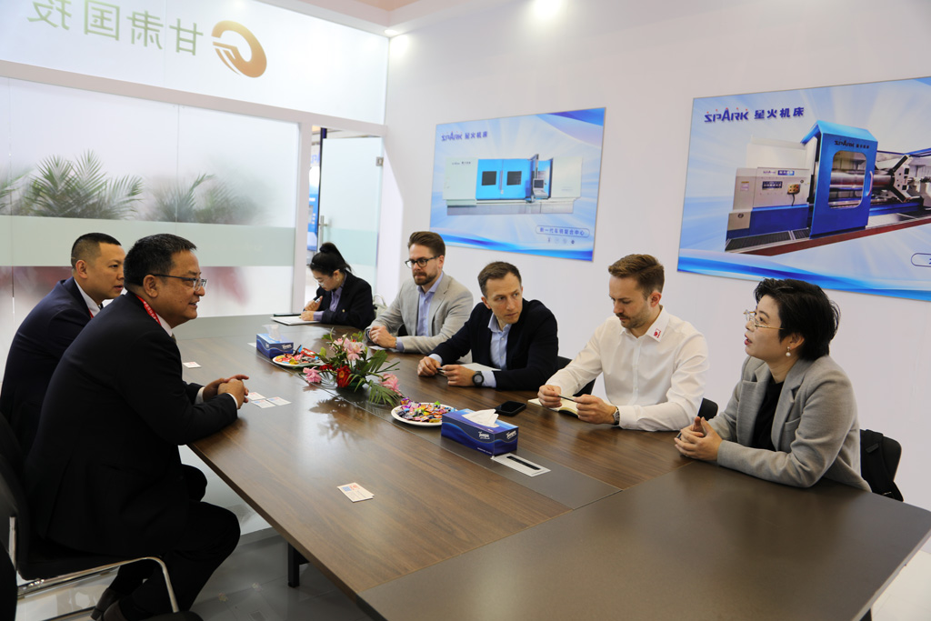 蔣保權(quán)與德國科魯?shù)鹿径麻L克里斯蒂安·克魯斯一行進行座談